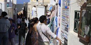 Γέμισαν με τουρίστες τα σοκάκια της Σαντορίνης -Επιστροφή στην κανονικότητα για το νησί, δείτε εικόνες