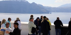 Τουριστική κίνηση στη Σαντορίνη -Φωτογραφία: ΓΙΩΡΓΟΣ ΚΟΝΤΑΡΙΝΗΣ/EUROKINISSI