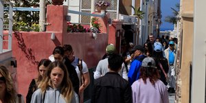 Τουριστική κίνηση στη Σαντορίνη -Φωτογραφία: ΓΙΩΡΓΟΣ ΚΟΝΤΑΡΙΝΗΣ/EUROKINISSI