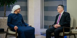Αμπντάλα μπιν Ζαγέντ αλ Ναχιάν (αριστερά) και Γεδεών Σάαρ (δεξιά)