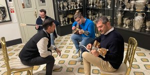 Ο Έλληνας που διδάσκει τους Τούρκους διπλοπενιές - «Τρελαίνονται για μπουζούκι...»