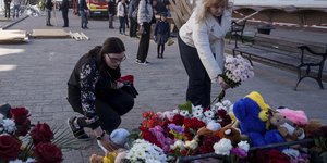 Λουλούδια για τους νεκρούς στη πόλη Σούμι της Ουκρανίας