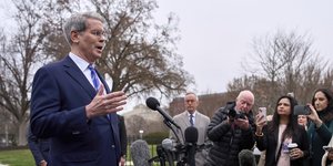 O Σκοτ Μπέσεντ μιλάει σε δημοσιογράφους