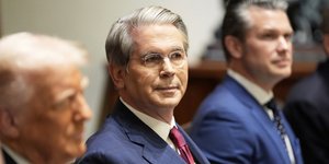 Ο Αμερικανός υπουργός Οικονομικών, Σκοτ Μπέσεντ δίπλα στον Ντόναλντ Τραμπ