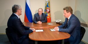 Ο Ρώσος πρόεδρος Βλαντίμιρ Πούτιν, στο κέντρο, συναντάται με τον ηγέτη της Κριμαίας Σεργκέι Αξιόνοφ, αριστερά, και τον εκτελούντα χρέη κυβερνήτη της Σεβαστούπολης Ντμίτρι Οβσγιαννίκοφ.