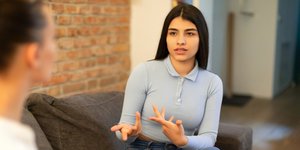 Νεαρή γυναίκα μιλά για προσωπικά της ζητήματα