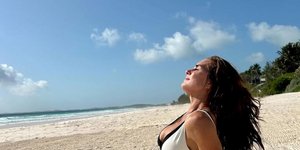 Η Μπρουκ Σιλντς στην παραλία