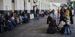 Κόσμος περιμένει στον σιδηροδρομικό σταθμό της Παμπλόνα