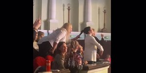 Της τράβηξε τα μαλλιά γιατί δεν έβλεπε σε συναυλία