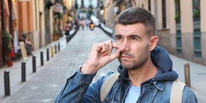 Άνδρας σκαλίζει τη μύτη του