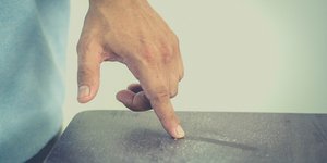 Σκόνη σε έπιπλο στο σπίτι