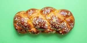 Σπιτικό τσουρέκι με μαστίχα και μαχλάεπι/ φωτογραφία: shutterstock