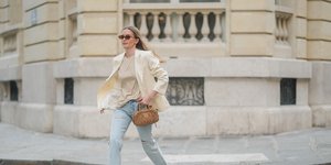 στιλάτη γυναίκα με sneakers