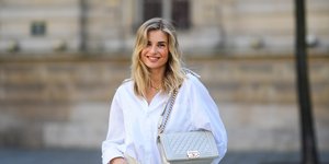 στιλάτη γυναίκα με λευκό πουκάμισο