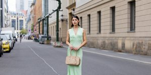 στιλάτη γυναίκα με φόρεμα