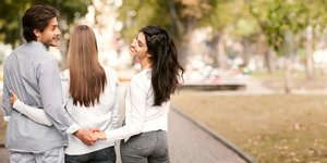 Τρία άτομα προχωρούν μαζί στο δρόμο