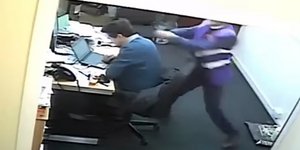 Βίντεο-σοκ: Διευθυντής σχολείου επιτέθηκε σε συνάδελφο με γαλλικό κλειδί