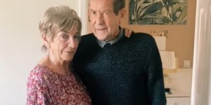 Ένας 89χρονος αγοράζει στη γυναίκα του το ίδιο δώρο κάθε Παρασκευή εδώ και 68 χρόνια