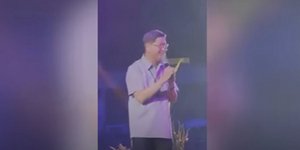 Ο υποψήφιος Πάπας Λουίς Αντόνιο Τάγκλε, τραγουδάει σε σκηνή