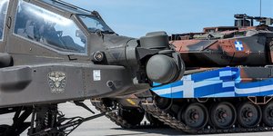 Τανκ και ελικόπτερο στο λιμάνι της Αλεξανδρούπολης