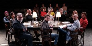 θιασος γυρω απο τραπέζι 