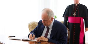 Ο ΠτΔ Κ. Τασούλας υπέγραψε το βιβλίο συλλυπητηρίων για τον πάπα Φραγκίσκο στην πρεσβεία της Αγίας Έδρας στην Αθήνα