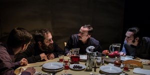 τεσσερις σε τραπεζι