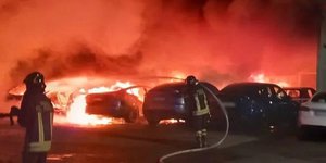 Πυρπόλησαν αυτοκίνητα μάρκας Tesla στην Ιταλία