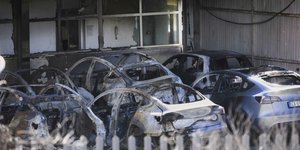 Καμένα οχήματα της Tesla στην Ρώμη
