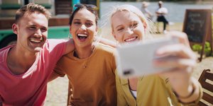 χαμογελαστοί νεαροί βγάζουν σέλφι στο Τέξας των ΗΠΑ