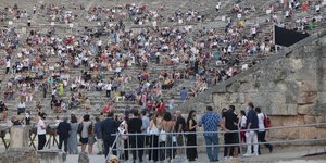 θεατες στην Επιδαυρο