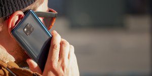 Άνδρας μιλάει στο τηλέφωνο