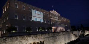 Η Βουλή φωταγωγήθηκε με μαύρο-κόκκινο χρώμα, τιμώντας την Ημέρα Μνήμης του Θρακικού Ελληνισμού