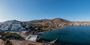 Παραλία με σπίτια σε κυκλαδίτικο νησί 