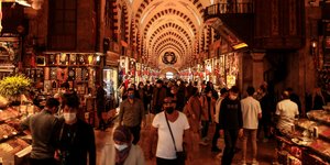 Σε μποϊκοτάζ στην αγορά της Τουρκίας καλούν τους καταναλωτές λόγω Ιμάμογλου 