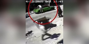 Σεισμός στην Κωνσταντινούπολη: Η στιγμή που άνδρας πέφτει από μπαλκόνι πολυκατοικίας πάνω σε σταθμευμένο όχημα