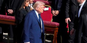 Κατηγορούν τον Τραμπ ότι παραβίασε τον ενδυματολογικό κώδικα στην κηδεία του Πάπα