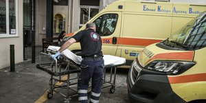 Τραυματιοφορέας σε δημόσιο νοσοκομείο
