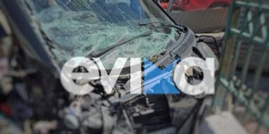 Το αυτοκίνητο που κατέληξε σε μάντρα σπιτιού μετά το τροχαίο