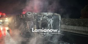 Φωτογραφία από την αναποδογυρισμένη καμμένη νταλίκα