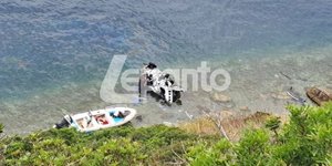 Αυτοκίνητο στη θάλασσα από γκρεμό