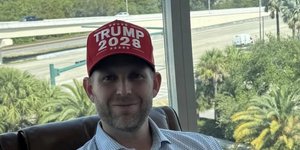 Ο Τραμπ δεν μπορεί να κατέλθει εκ νέου υποψήφιος πρόεδρος, αλλά... πωλεί καπελάκια «Trump 2028»