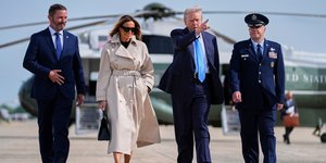 Ο πρόεδρος Ντόναλντ Τραμπ, συνοδευόμενος από τον συνταγματάρχη Πολ Πόλουκ και την πρώτη κυρία Μελάνια Τραμπ, επιβιβάζονται στο Air Force One για το ταξίδι τους για να παραστούν στην κηδεία του Πάπα Φραγκίσκου