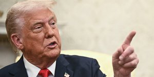 Άγρια επίθεση του Τραμπ στο CNN μέσα από το Οβάλ Γραφείο: Μισείτε τη χώρα μας -Είστε άρρωστοι, γι’ αυτό δεν σας βλέπει κανείς 