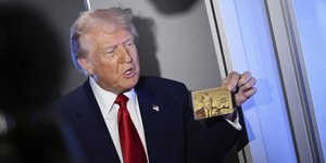 O πρόεδρος των ΗΠΑ, Ντόναλντ Τραμπ επιδεικνύει τη χρυσή «Trump card» 