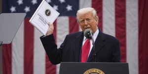 Ο Ντόναλντ Τραμπ στον Κήπο των Ρόδων, στον Λευκό Οίκο