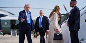 Ο Ντόναλντ Τραμπ με την Μελάνια επιβιβάζονται στο Air Force 1