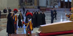 Κηδεία Πάπα Φραγκίσκου: Ο Τραμπ με τη Μελάνια πέρασαν μια στιγμή μπροστά από το φέρετρο