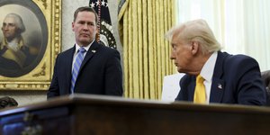 Ο πρόεδρος των ΗΠΑ, Ντόναλντ Τραμπ και ο σύμβουλος εθνικής ασφάλειας Μάικλ Γουόλτς  