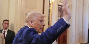 O Ντόναλντ Τραμπ χαιρετά